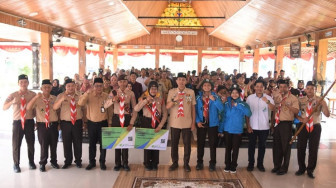 BPJS Ketenagakerjaan Serahkan Kartu Peserta bagi Kontingen Pramuka Batanghari untuk Jambore Nasional XII